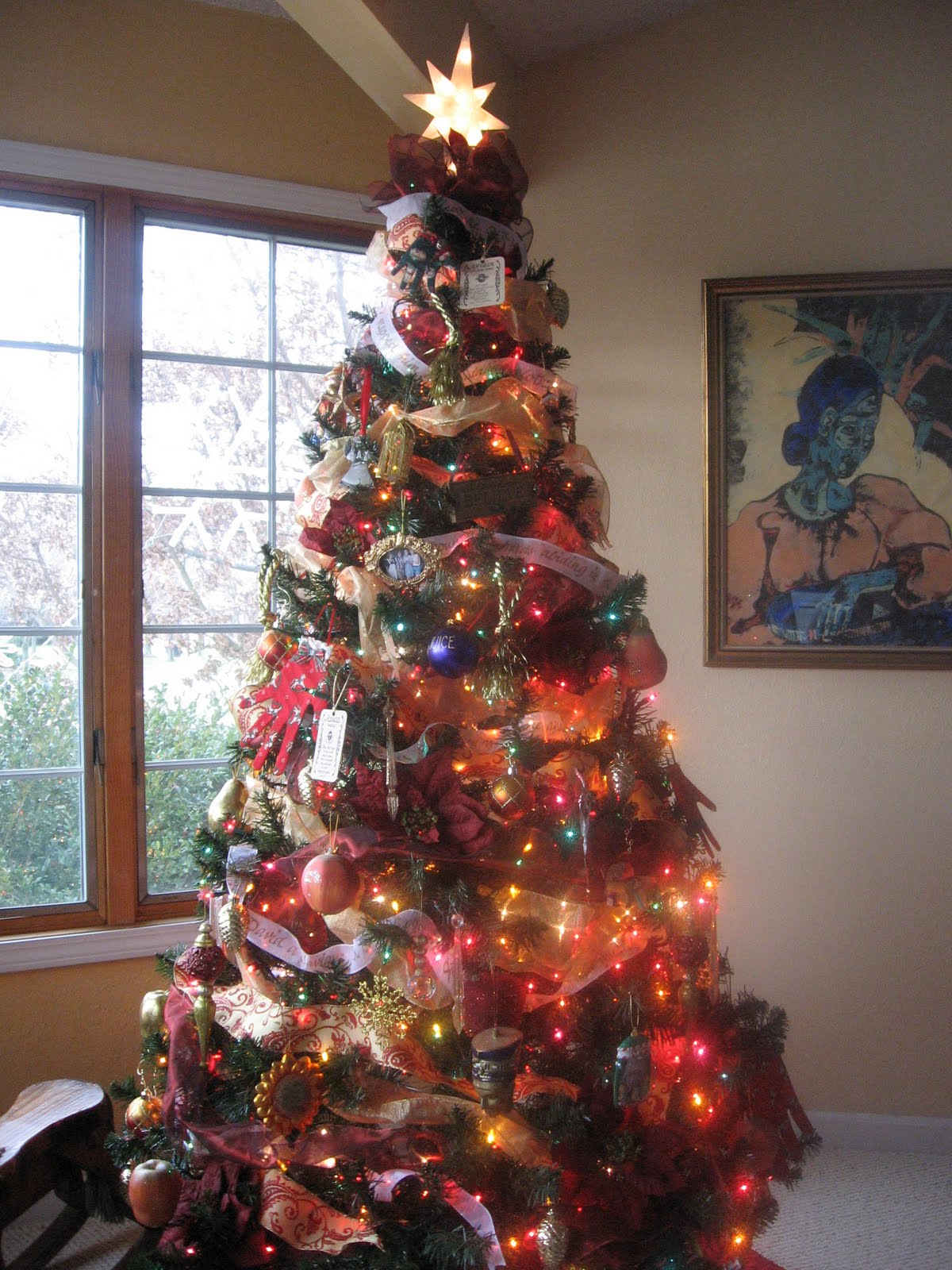 christmas-tree-with-ribbon-garland