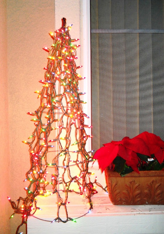 christmas-trees-decorations-made-from-tomato-cages