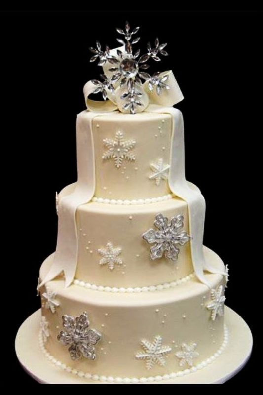 christmas-themed-wedding-cake