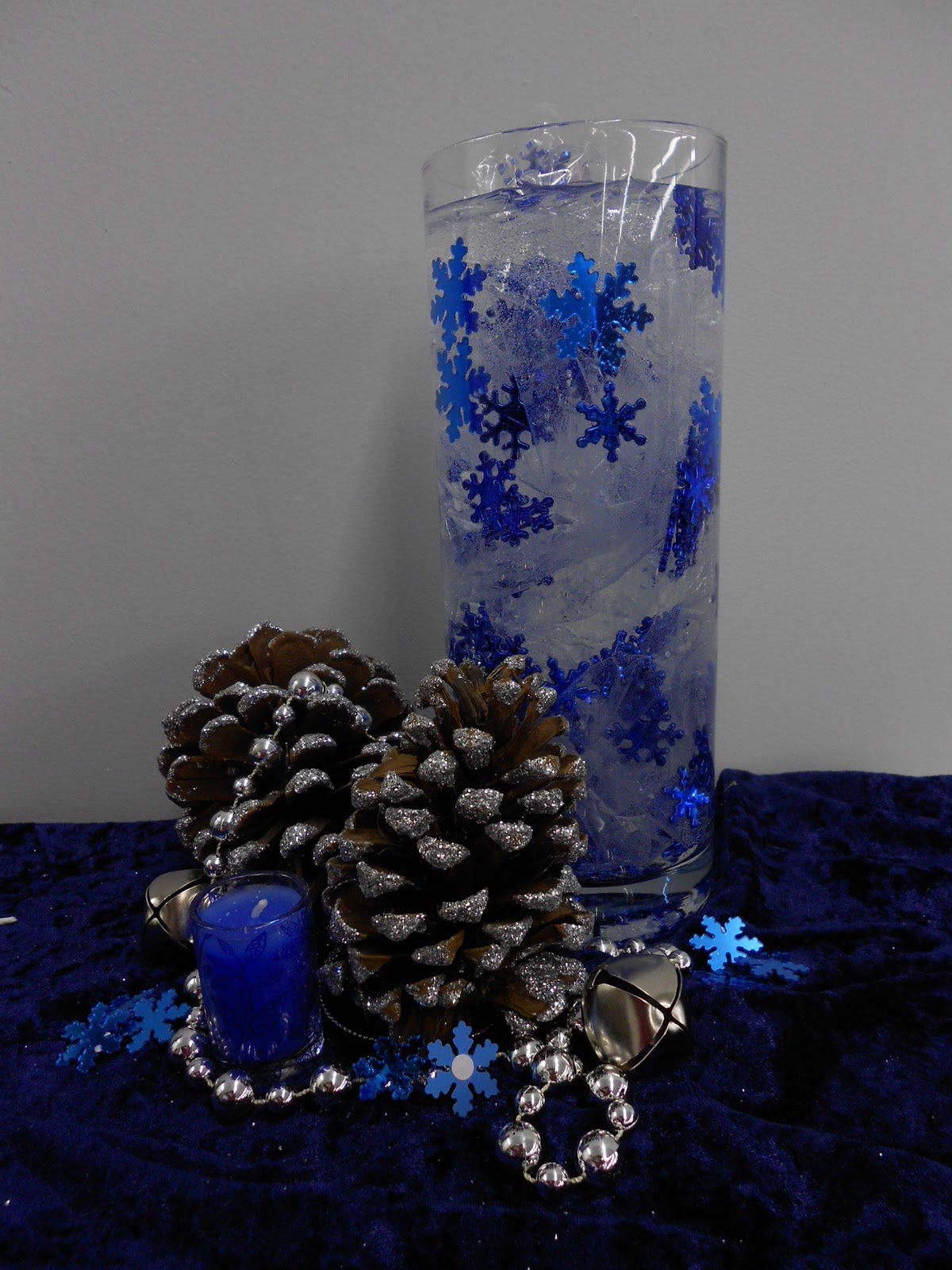 church-christmas-decorations-in-glass-vase
