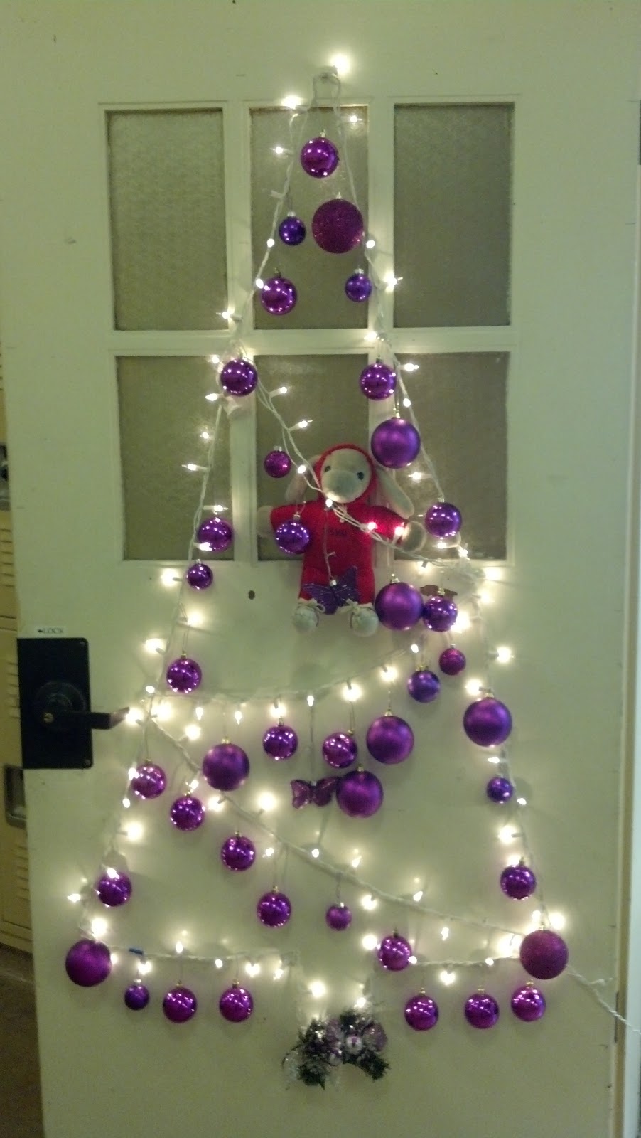 classroom-christmas-door-decorating-lighting
