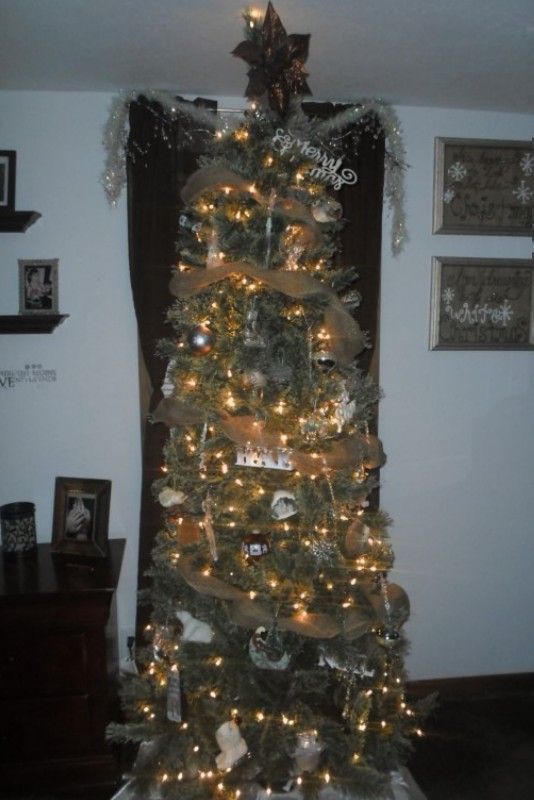 country-christmas-tree-with-burlap