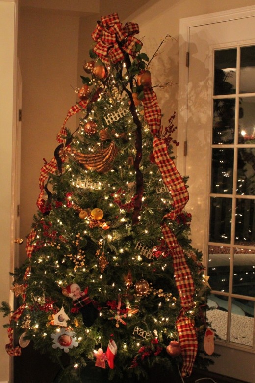 country-christmas-trees-with-ribbon