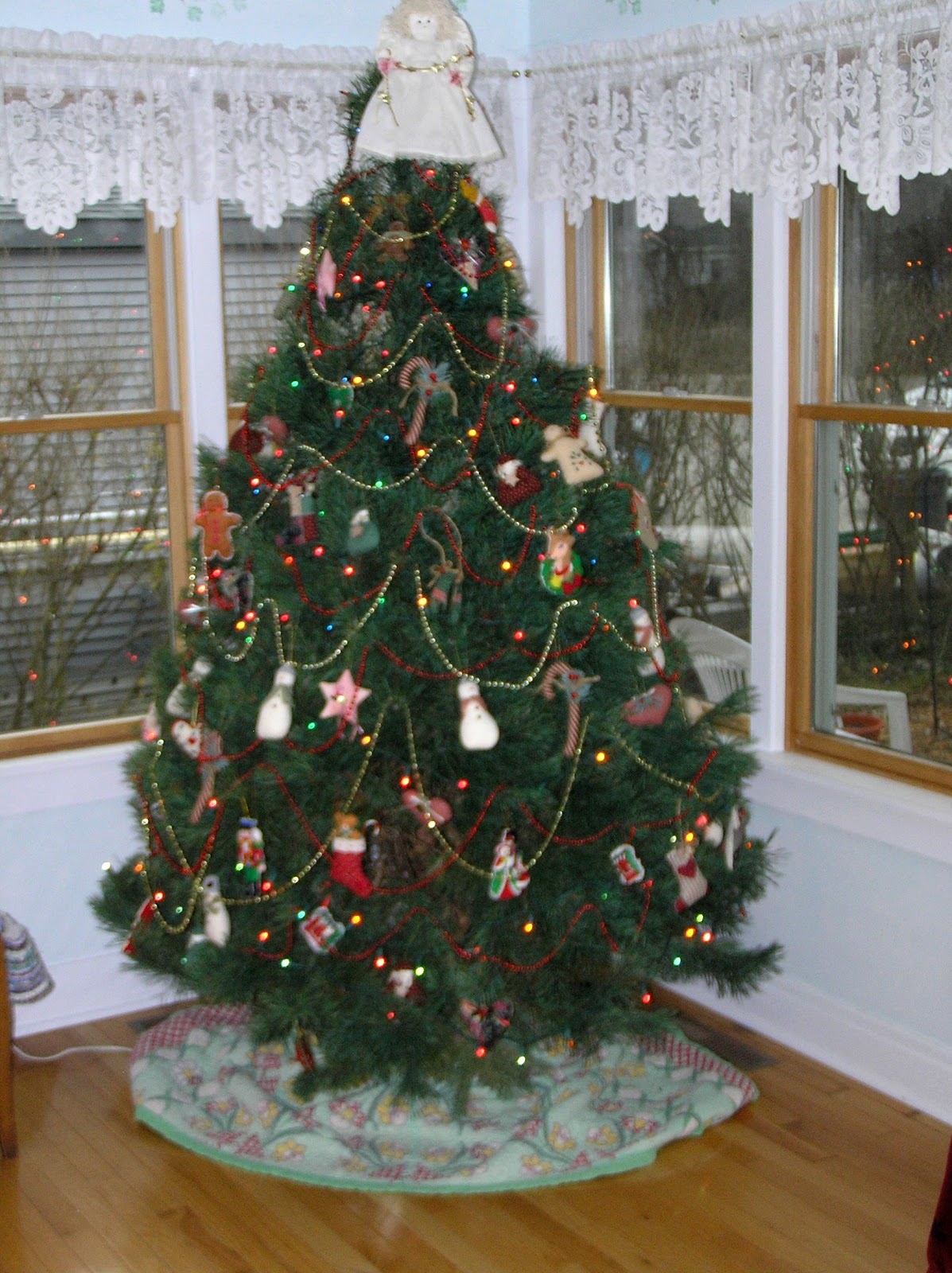 country-style-christmas-tree-decorations