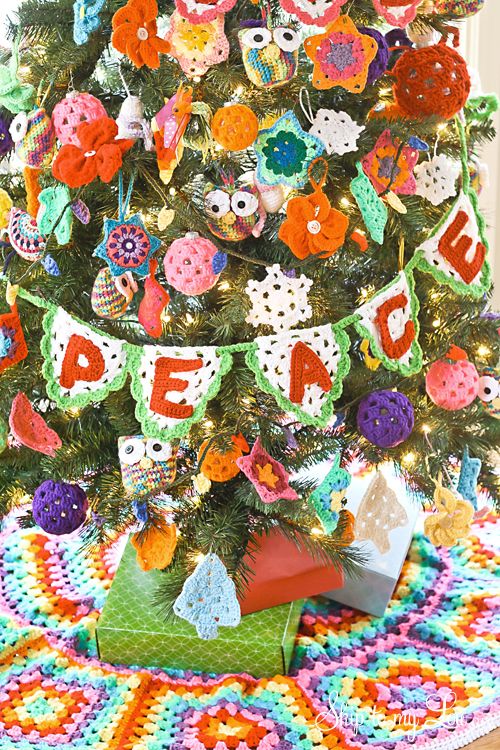crochet-christmas-tree-decorated