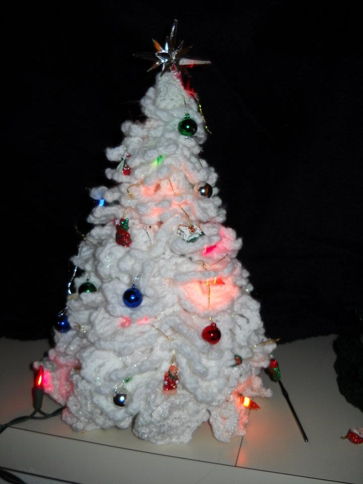 crochet-christmas-tree-with-lights