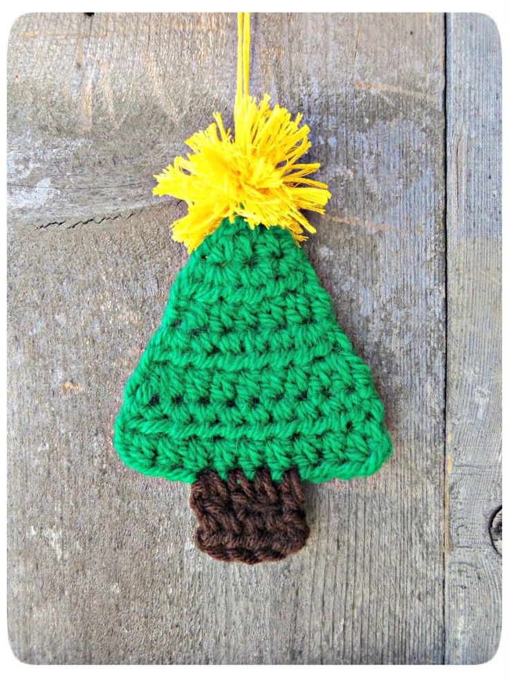 crochet-christmas-tree-with-ornaments