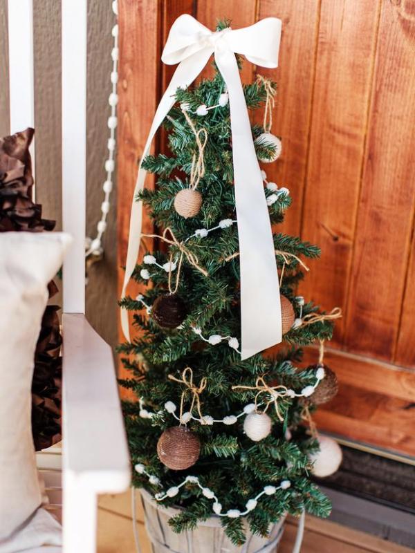 decorating-small-christmas-tree