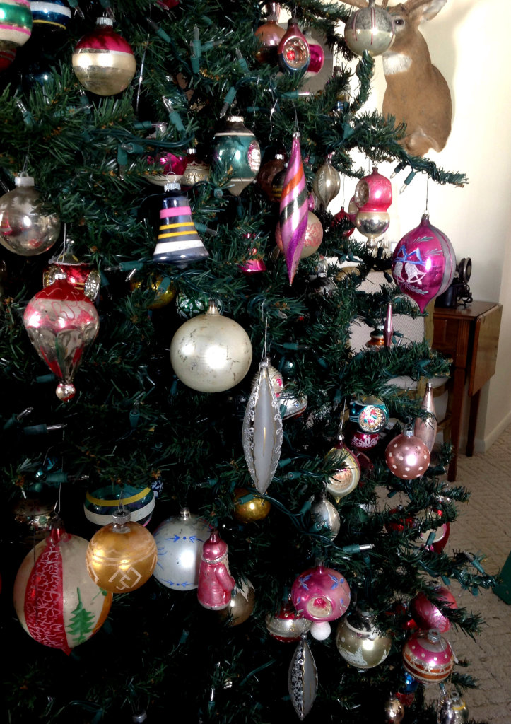 decorating-an-old-fashioned-christmas-tree-decoration-design