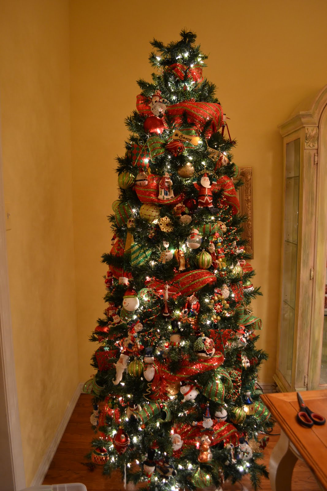 decorating-with-mesh-ribbon-christmas-trees-ideas