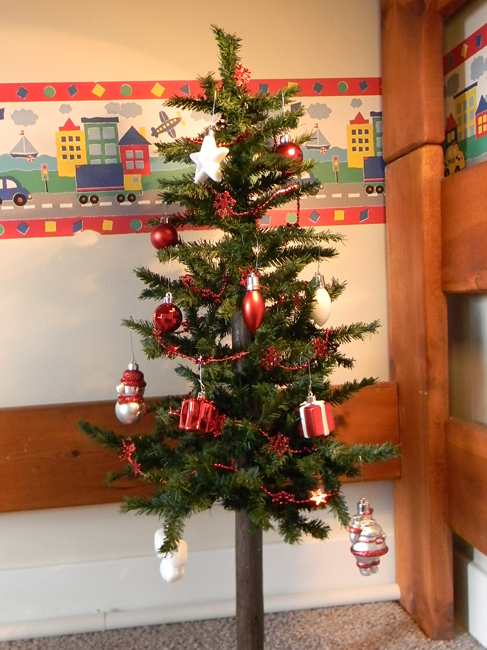 disney-christmas-tree-decorating-idea