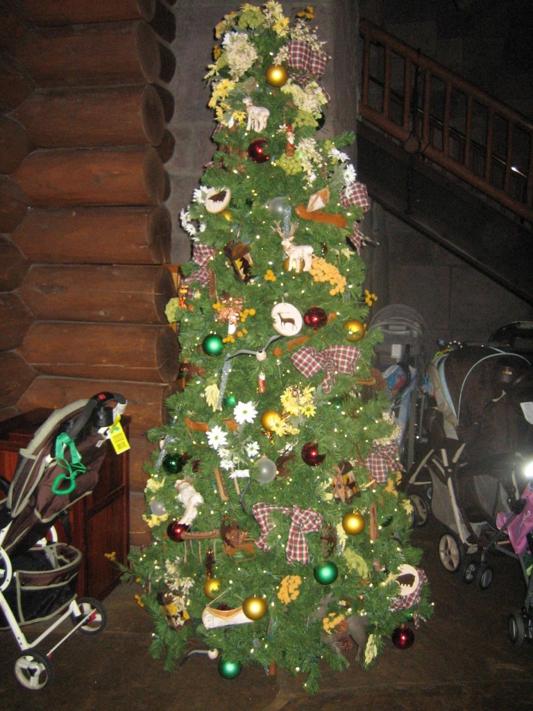 disney-wilderness-lodge-christmas-tree