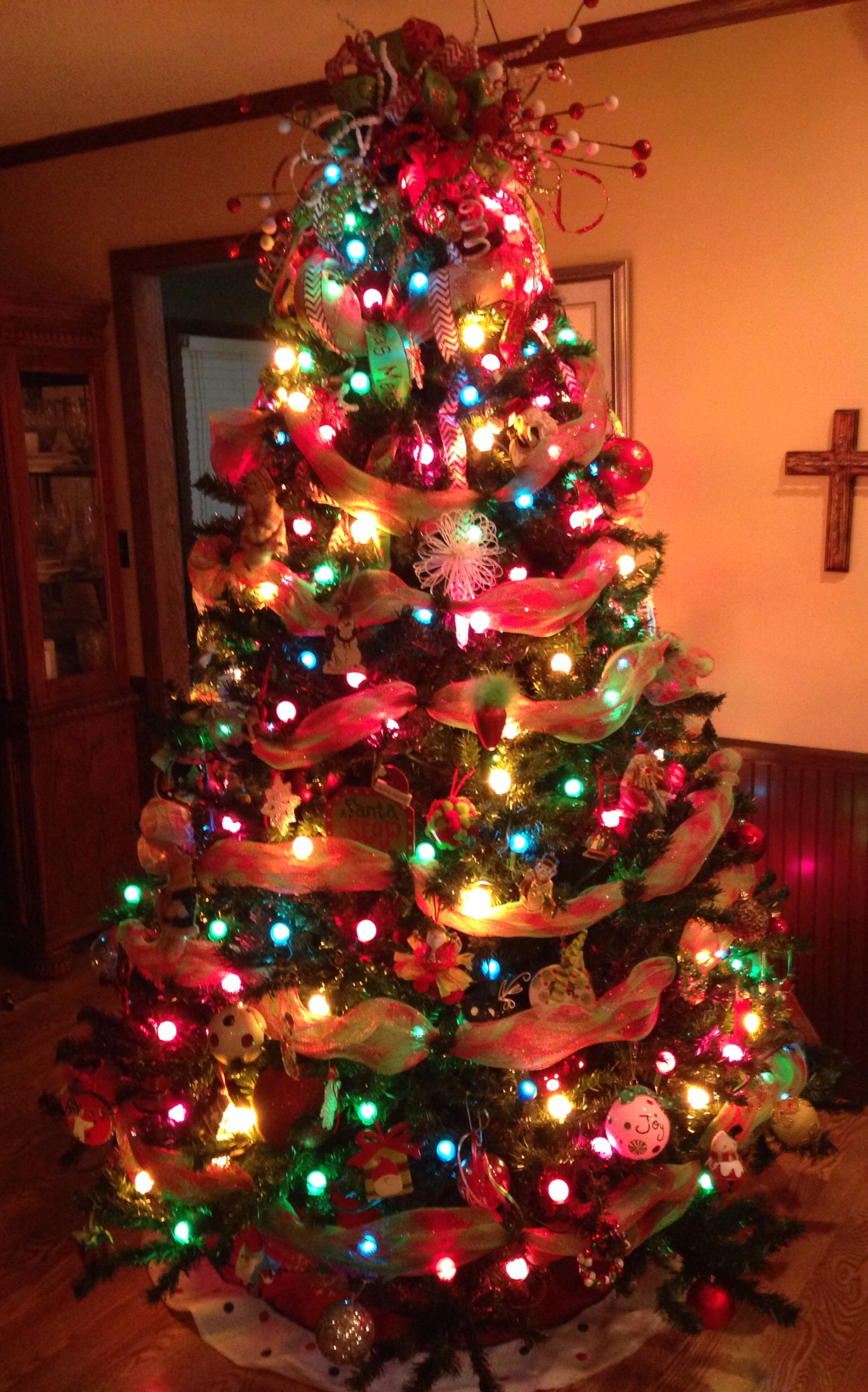 diy-christmas-tree-with-deco-mesh