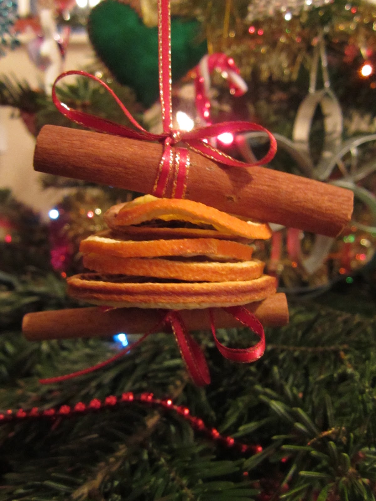 dried-orange-christmas-tree-decoration