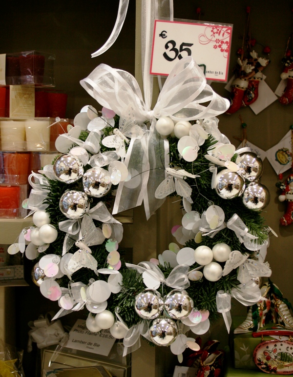 elegant-christmas-wreath-white-door