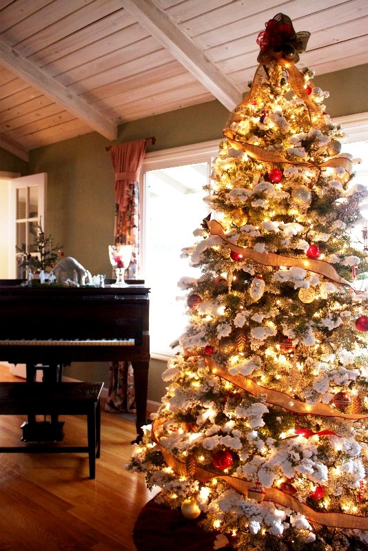 elegant-white-christmas-tree-with-burlap
