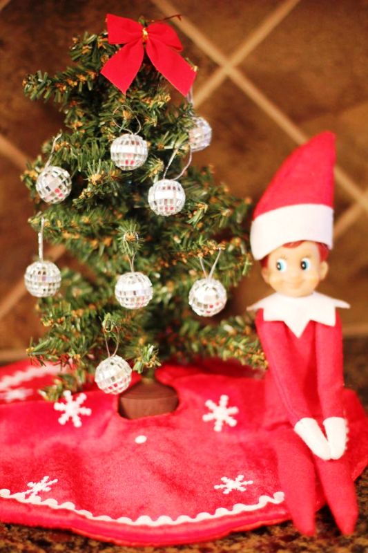elf-on-shelf-christmas-tree