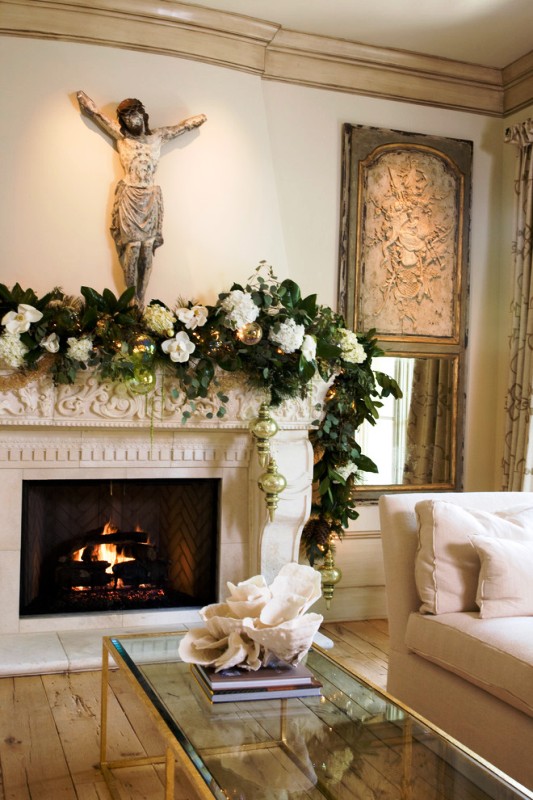 fireplace-mantel-christmas-decorating-ideas-with-garland