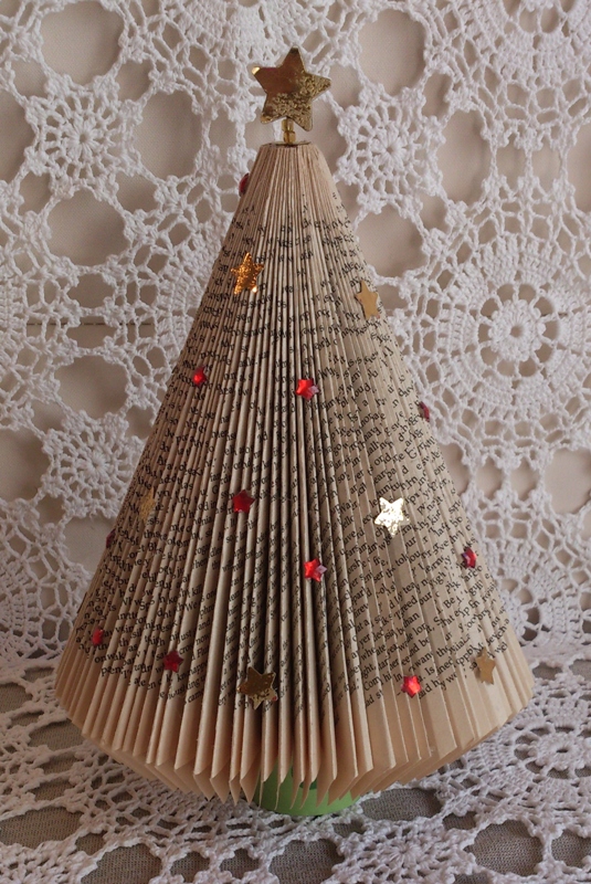 folded-book-christmas-tree