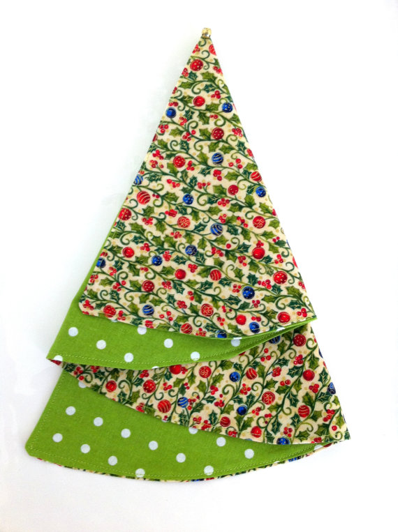 folded-fabric-christmas-tree-napkins