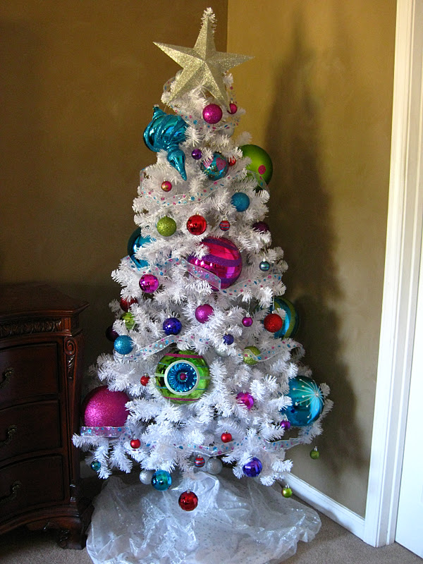 girly-christmas-tree-with-white