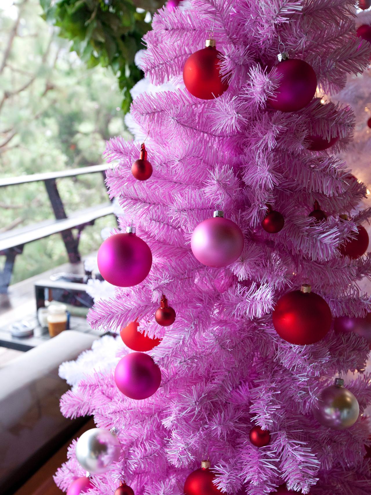 gold-christmas-tree-decorating