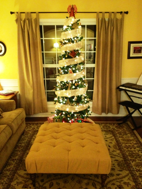 gold-theme-christmas-tree