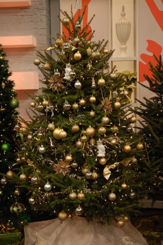 gold-and-silver-christmas-tree-decorations
