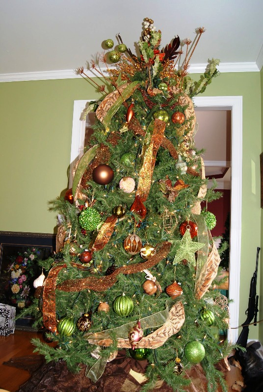 greem-and-gold-christmas-tree-decorations