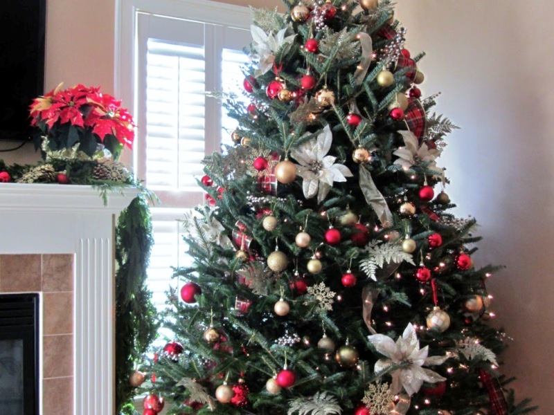 green-christmas-tree-decorations