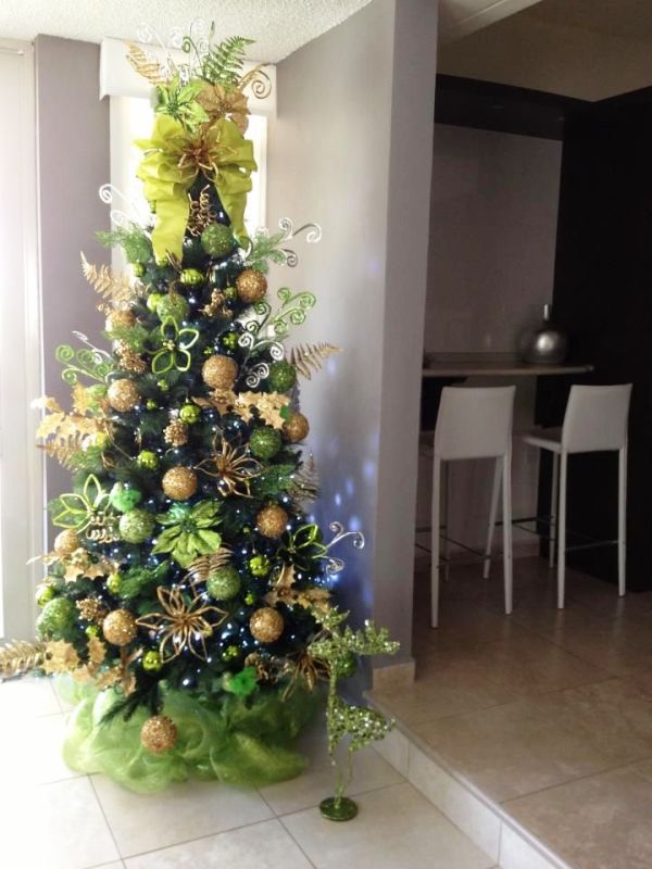 green-gold-christmas-tree-decorations