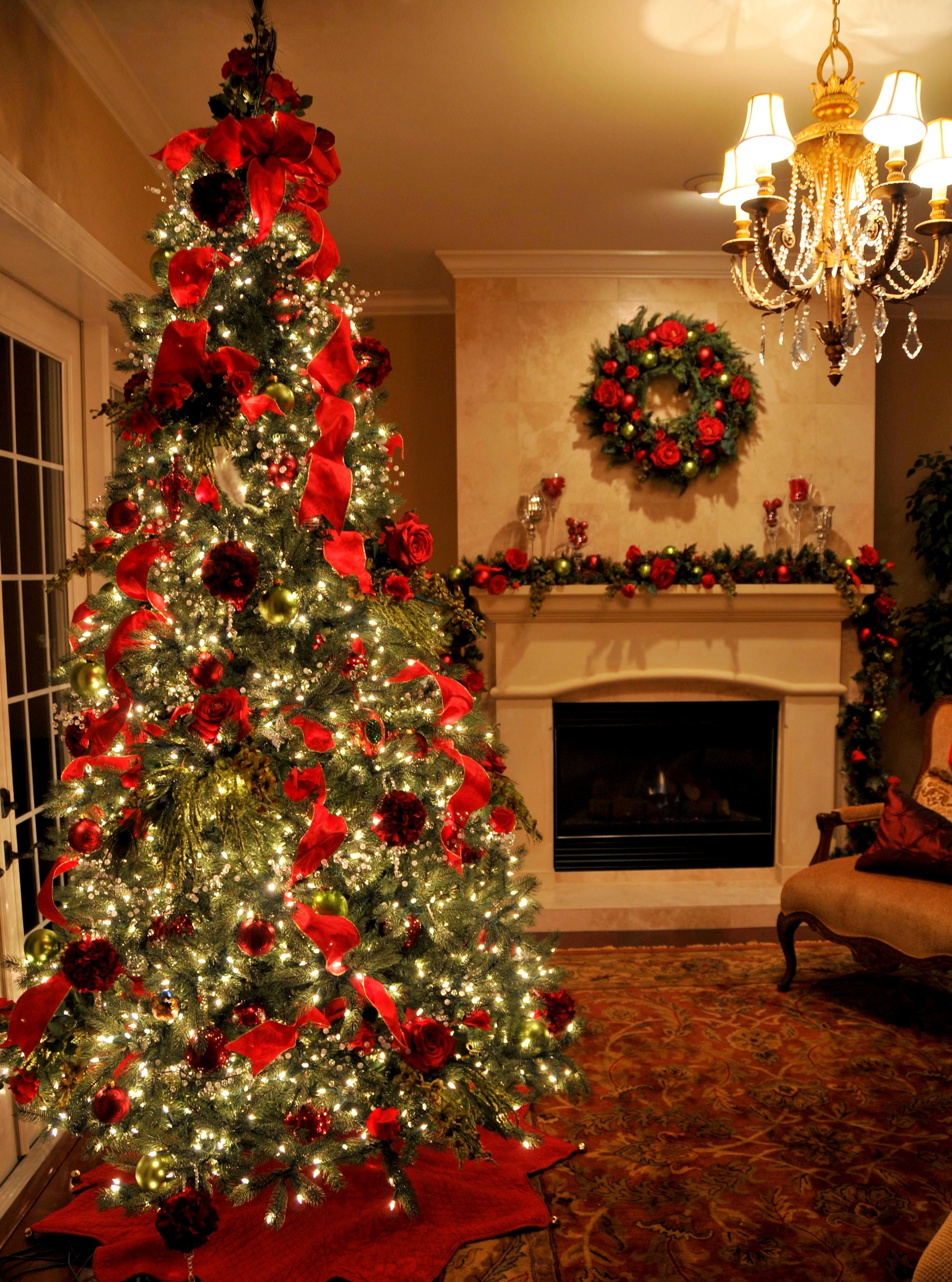 hgtv-holiday-decorating-christmas-red-tree-design
