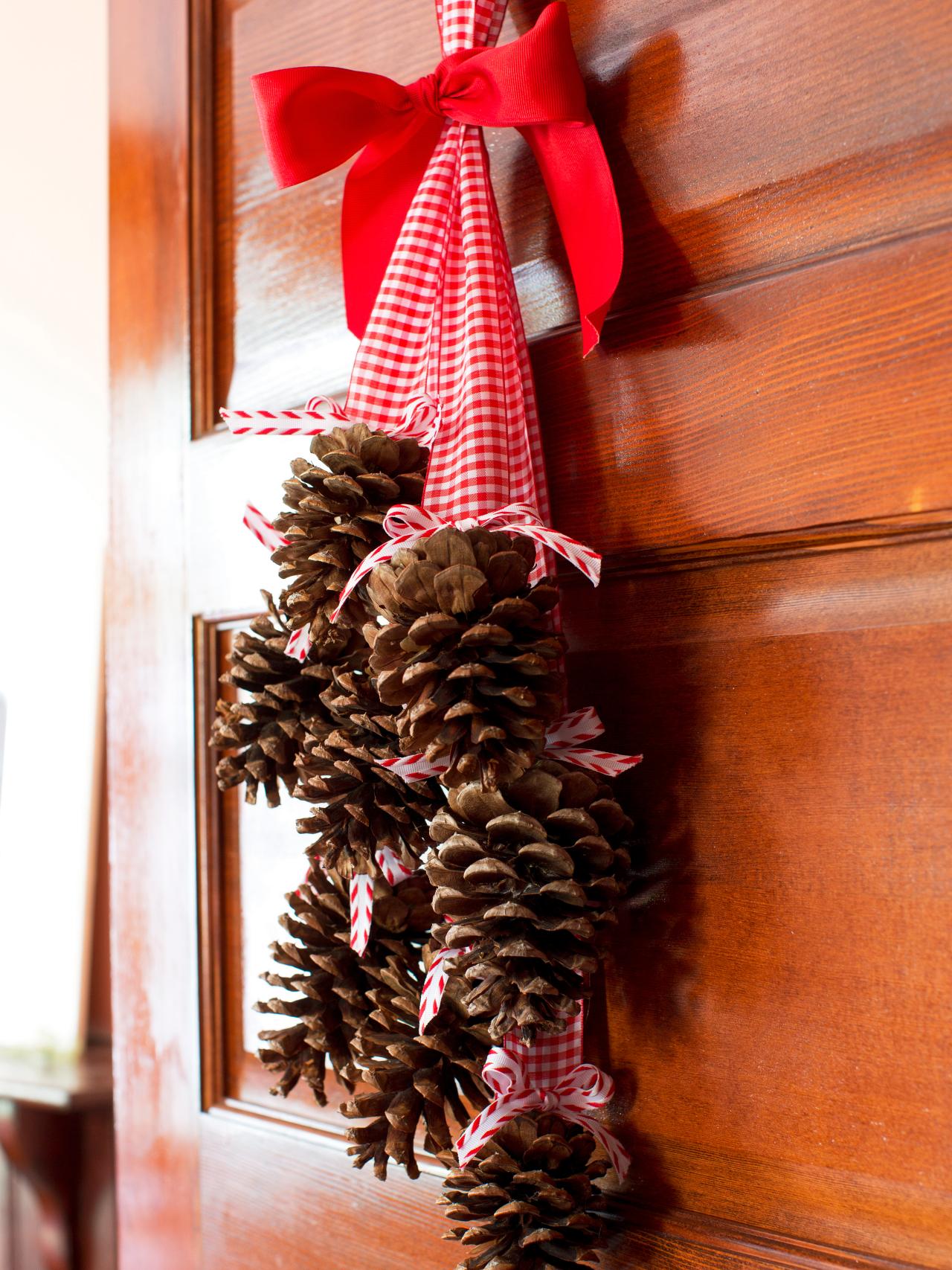 hanging-front-door-christmas-decorations-pine-cones