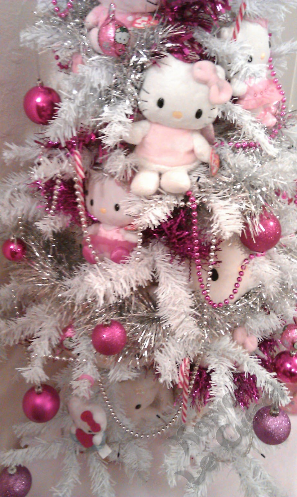 hello-kitty-merry-christmas-tree
