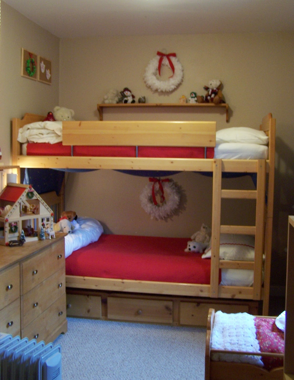 kid-christmas-decorated-bedrooms