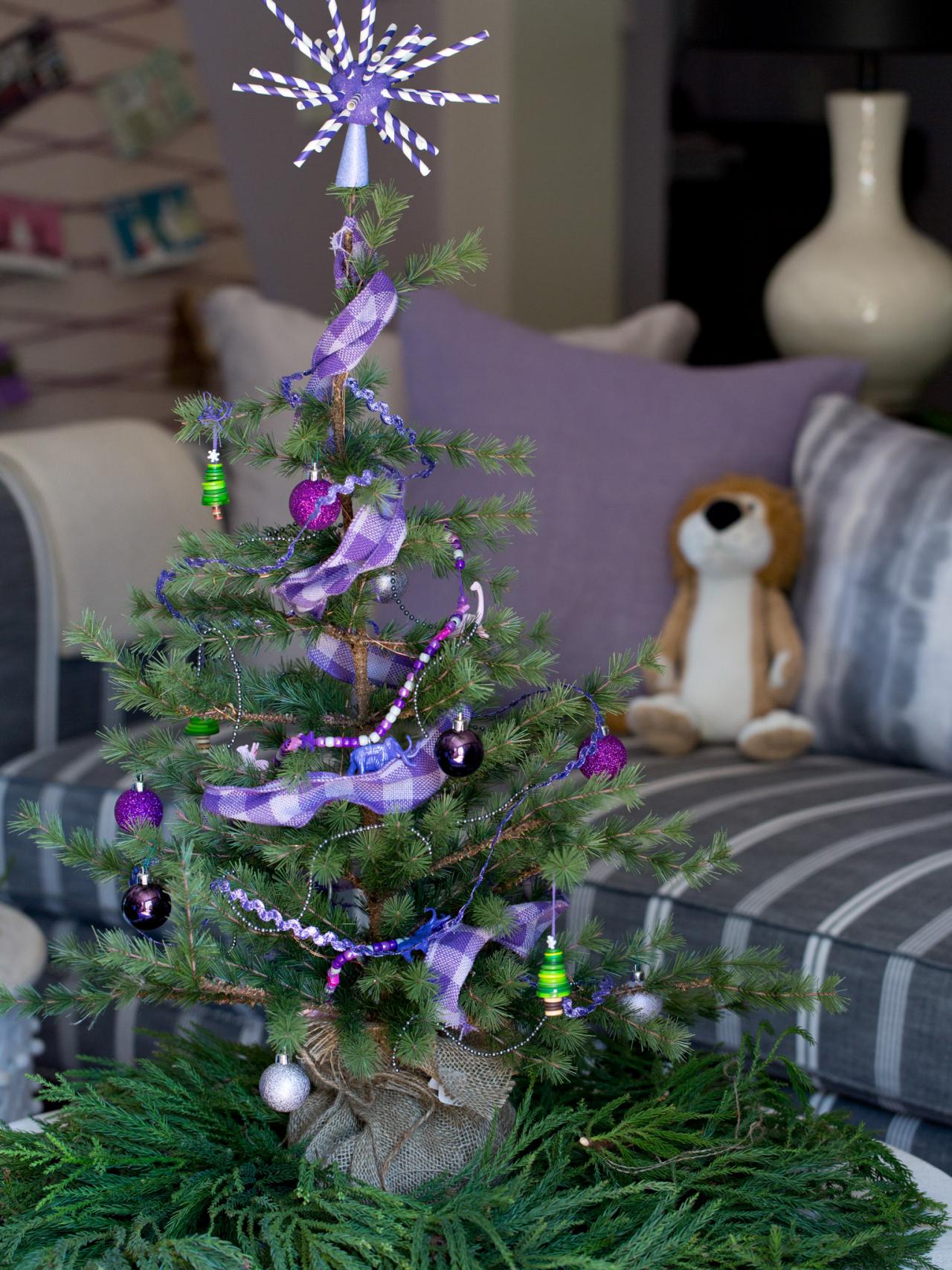 kids-christmas-tree-decorating-idea