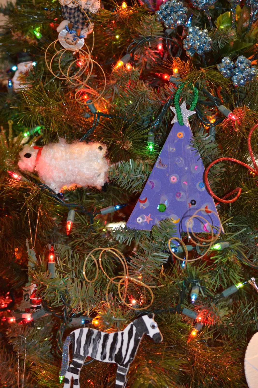 kids-decorate-christmas-tree