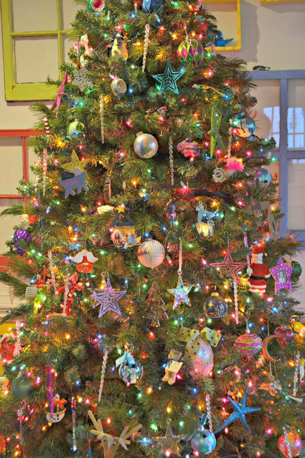 kids-decorating-christmas-tree-ideas