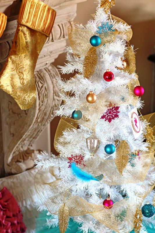mini-christmas-tree-with-garland