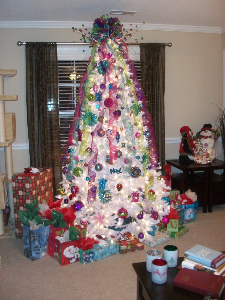 modern-decorated-christmas-tree