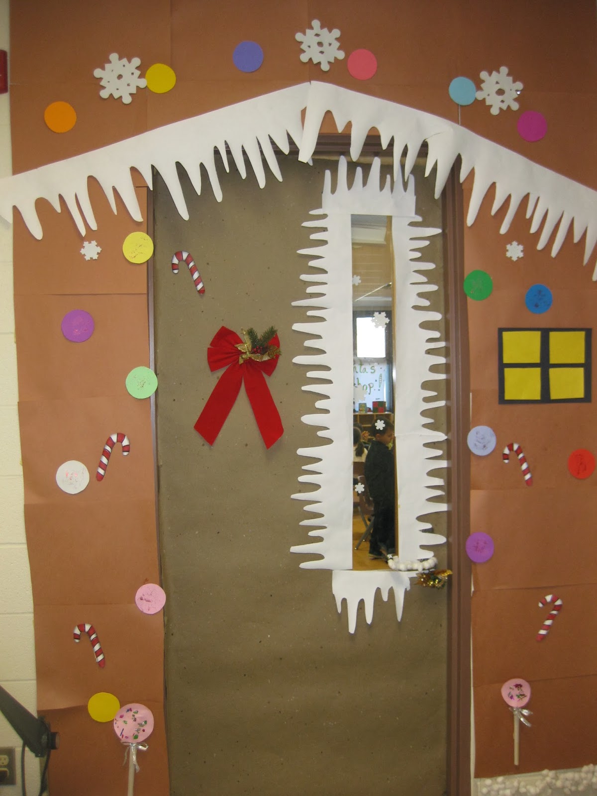 north-pole-christmas-classroom-door-decorating-idea