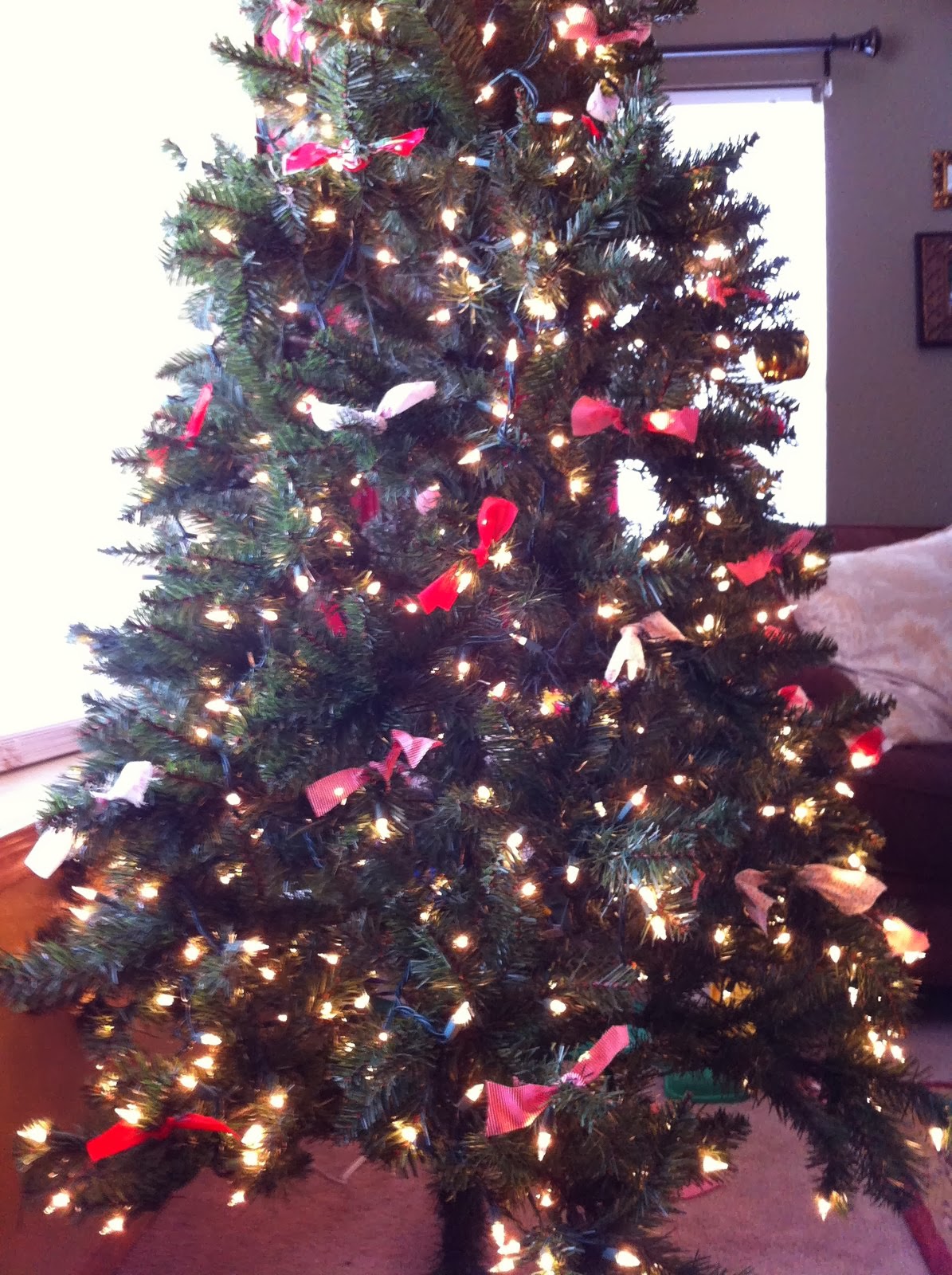 old-fashioned-christmas-tree-ornaments-burlap