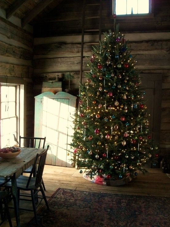 old-fashioned-christmas-tree-in-cabin
