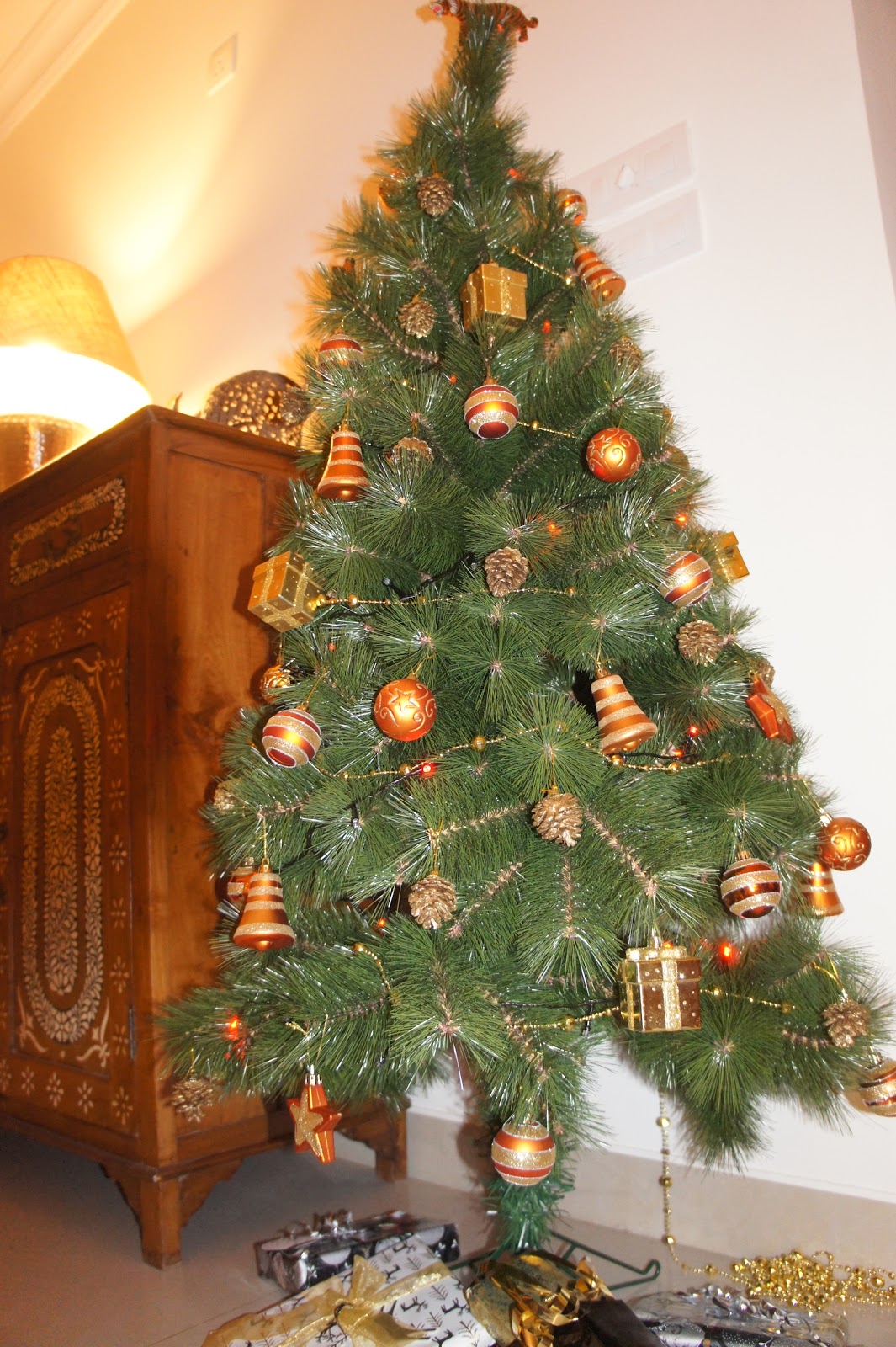 orange-themed-christmas-tree
