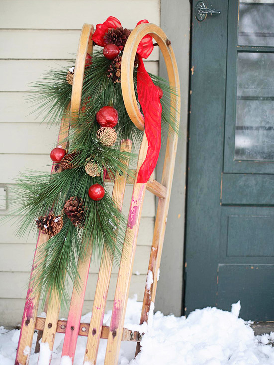 outdoor-christmas-sled-decorating-ideas