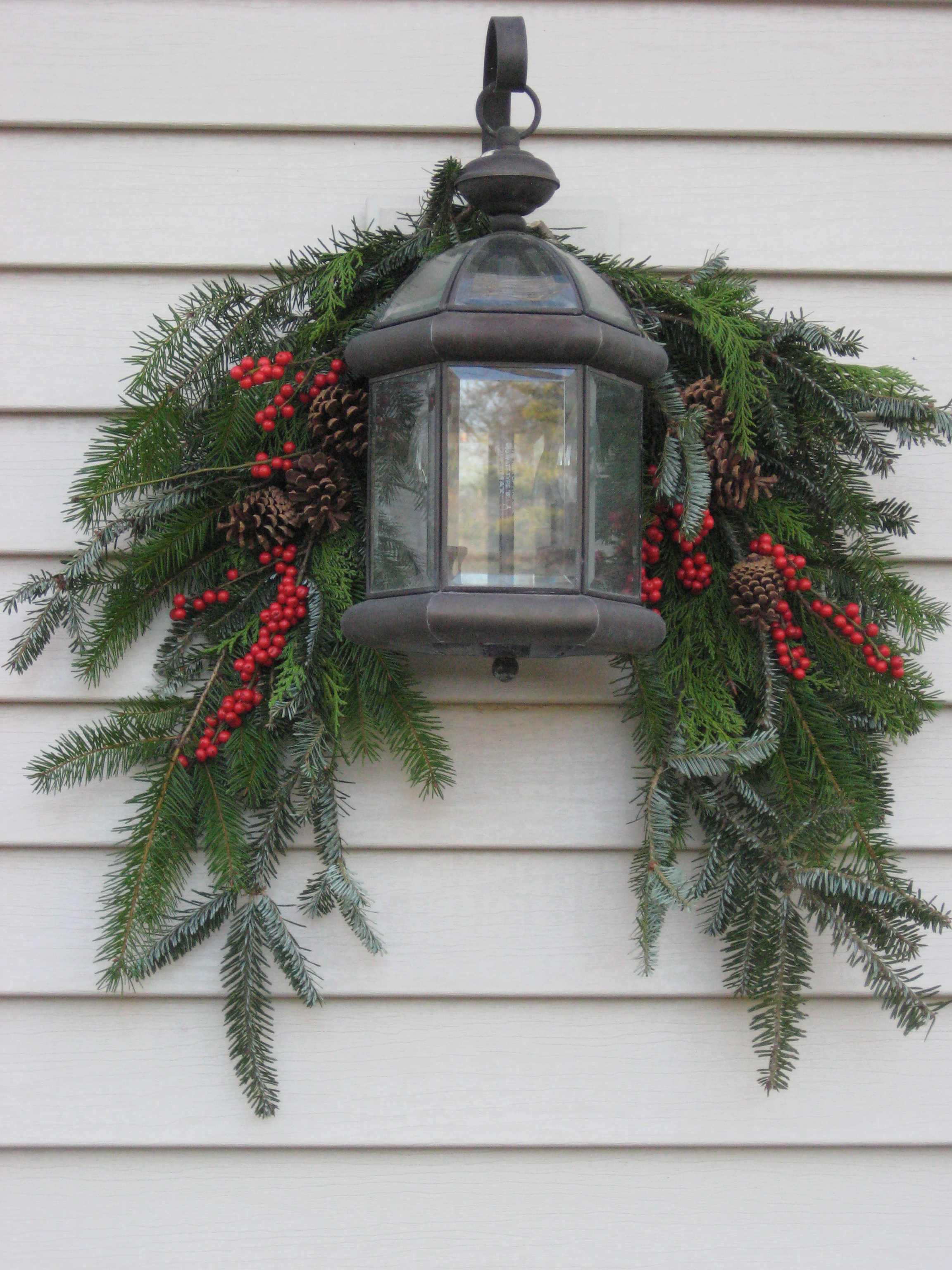 outdoor-christmas-swag-decorations