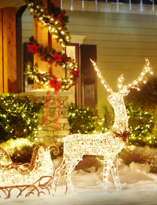 outdoor-lighted-reindeer-christmas-decoration