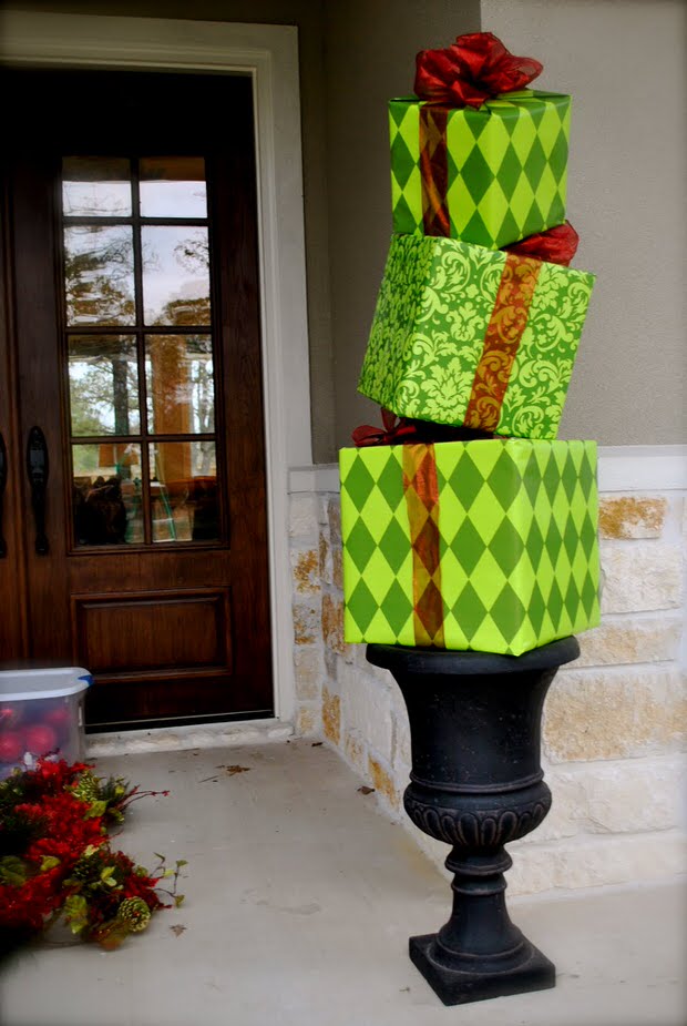 outdoor-porch-christmas-decorating-idea