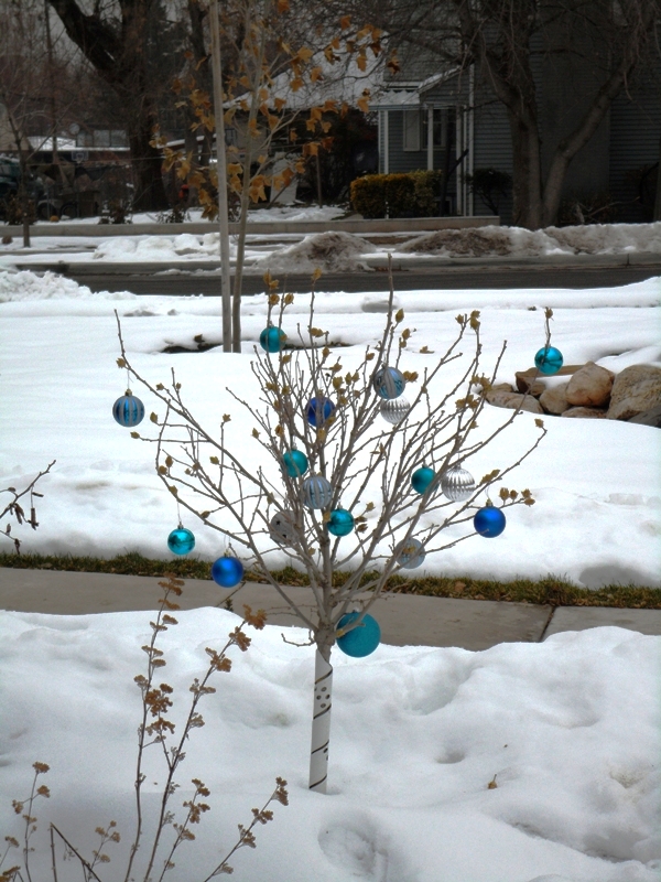 outside-simple-christmas-tree-decorations