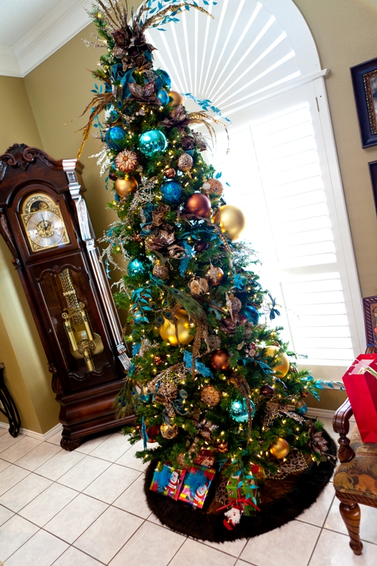 peacock-christmas-tree-decorating-idea